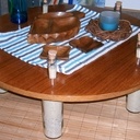 Petit table avec 5 bouteilles