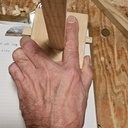 Configuré pour un gaucher. Suffit de retourner le manche.