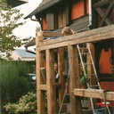 Une petite véranda en matériaux de récupération