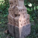 Sculpture de petites maisons dans un vieux montant de portillon