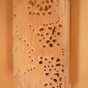 Eclairage d'angle galbé en sapin recyclé d'un panneau de porte