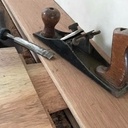 Porta pivotante em cedro