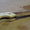 Un couteau de poche entièrement en bois