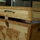 Coffre à jouets sculpté.