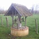 Puits couvert à la campagne