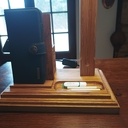 Une lampe de bureau bien organisée ou un organisateur de bureau éclairé