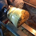 Pilon-mortier avec bords bruts.