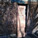 Persienne aux outils à main