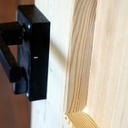 Porte de service en mélèz et ca petite vitre en losange.