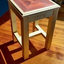 Tabouret avec assise plaquée