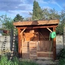 Construction d'un abri à compost en châtaignier avec toit végétal