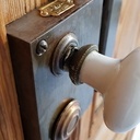 Pose d'un vaisselier à partir de vieux matériaux