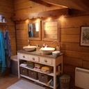 Salle de bain bois et travertin