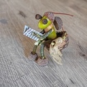 Figurine en forme d'insecte sur son trône