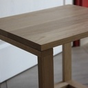 Une table d'appoint en chêne