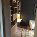 Bibliothèque avec bureau intégré