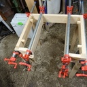 Table avec assemblages de rigolo