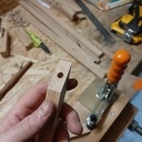 L'ensemble des connexions entre pièces sont renforcées par des mini chevilles