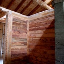 Poteaux d'angles et cloisons en vieux mélèze
