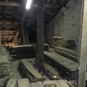 stockage du bois au grenier, heureusement les copains sont là..