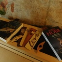 Marques pages bois et accessoires de lecture une main