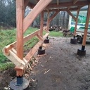 Un abri avec fondation en chataignier, tout à la main.