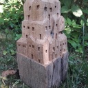 Sculpture de petites maisons dans un vieux montant de portillon