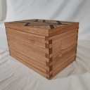 Coffret en châtaignier massif et placages.