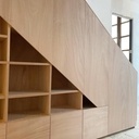 Bibliothèque-escalier vers mezzanine