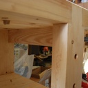 La traverse sous plateau reçoit les 2 rails alu + un trou de 35 mm fait avec une mèche type forstner pour intégrer 30 mm de la vis de presse.