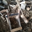 Un fendoir à bûches et sa masse.