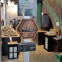 Étagère en noyer, inserts laiton