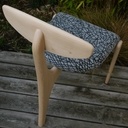 Chaise à trois pieds