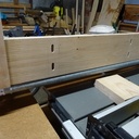 Table avec assemblages de rigolo