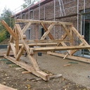 Les modules avec faîtage et sou-faîtage sont assemblé complet au sol et levé à la grue en une fois. 1.8T sur la balance.