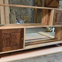 Petite bibliothèque en noyer, démontable pour le transport