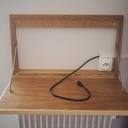 Ouvert : un secrétaire pour poser l'ordinateur et le connecter au projecteur