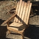 Chaise rustique à un seul accoudoir