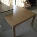 Une table contre un ilot de cuisine