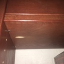 Une fixation par vis évite au caisson de bouger lorsqu'on manipule les tiroirs.