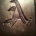 Horrible résultat, mais c'est la seule photo que j'ai! c'est une plaque de cuivre, pour s'exercer c'est moins cher que l'argent. les points sont fait en tournant la boule(moitié supérieure)