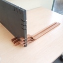 Petite table avec des pieds en lamellé collé