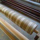 Métier à tisser piloté par un ordinateur en bois