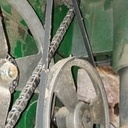 2courroies, pricipale en haut, étroite qui descend vers la poulie alu