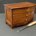 Commode miniature en noyer, copie d'un modèle alsacien du XVIII ème