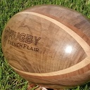 Le ballon est dans le pré.