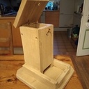 Distributeur croquettes pour chat en chêne.