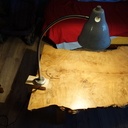 Une petite presse comme support de lampe industrielle