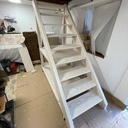 Un escalier ou échelle de meunier amovible, stable et range tout.