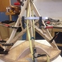 Petite croix croche dans un quart de cône, en pénétration dans un cylindre